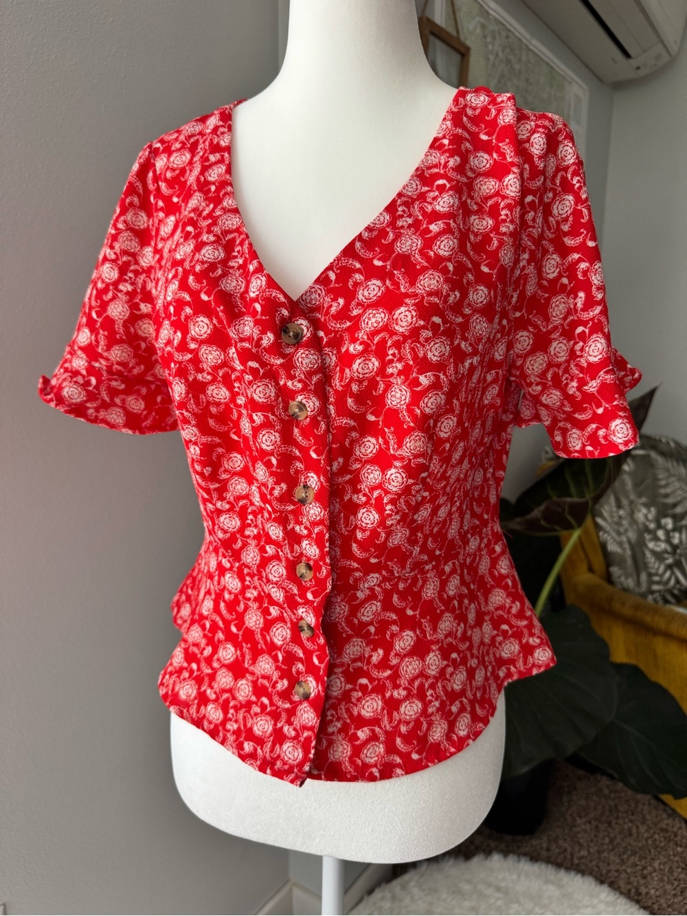 Y2K Hooked Up red floral button front v neck peplum flutter sleeve top medium